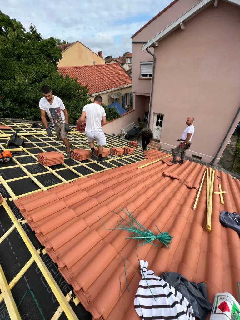 Toiture avec pose des tuiles